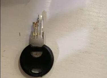 钥匙断进锁里怎么办？钥匙断在锁如何取出?