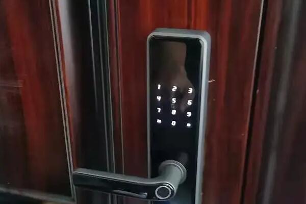 指纹锁怎么用钥匙开门?指纹锁打不开怎么办?
